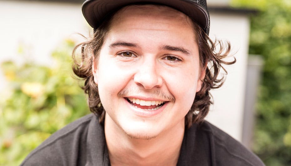 SE og HØR kan i denne uge afsløre at Lukas Graham har haft kæreste på i over et år - se hende i det nye nummer  af SE og HØR