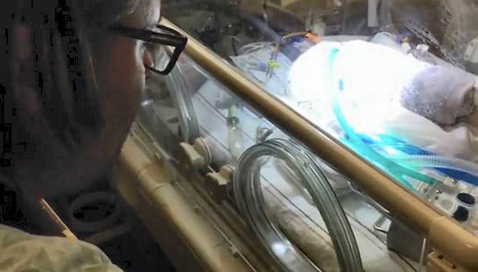 Chris Picco synger Blackbird for sin døende søn