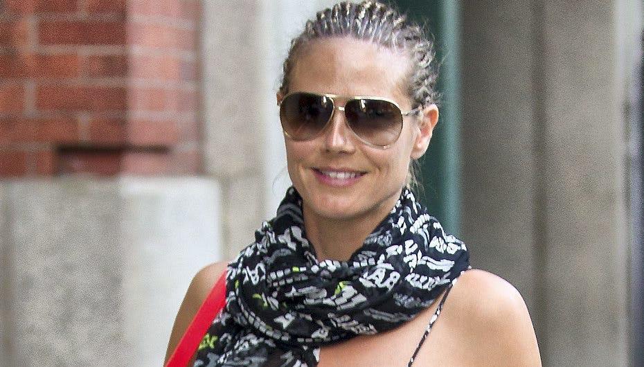 Heidi Klum viser stolt sin røde bagdel frem