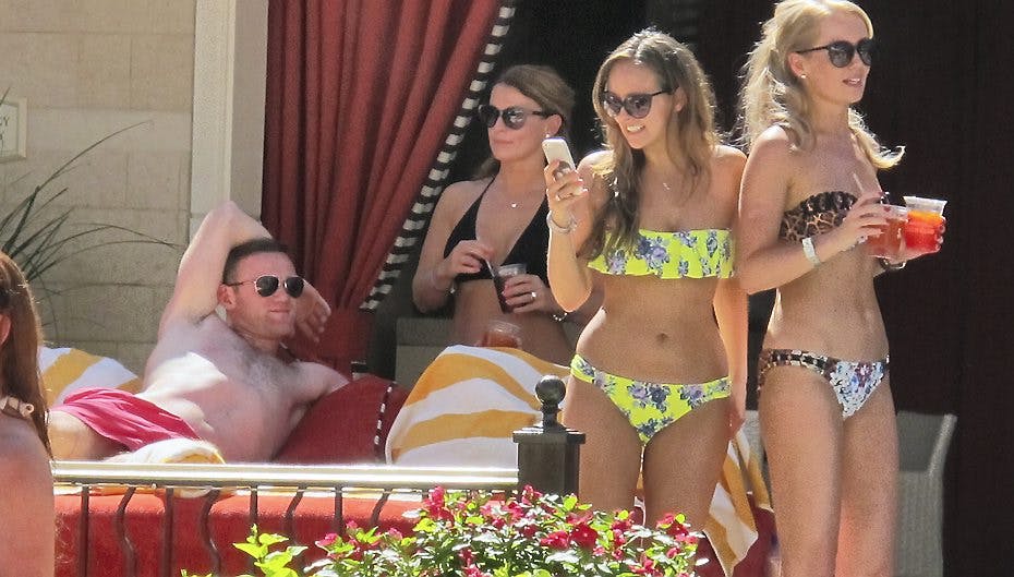 Wayne Rooney nød at få benene op, da han holdt pool party i Las Vegas