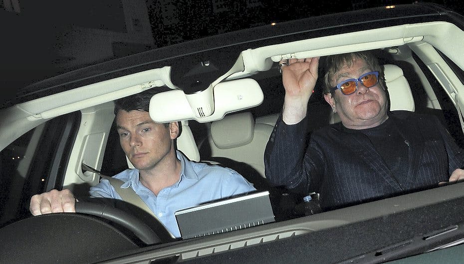 David Furnish og Elton John planlægger kirkebryllup i 2015.