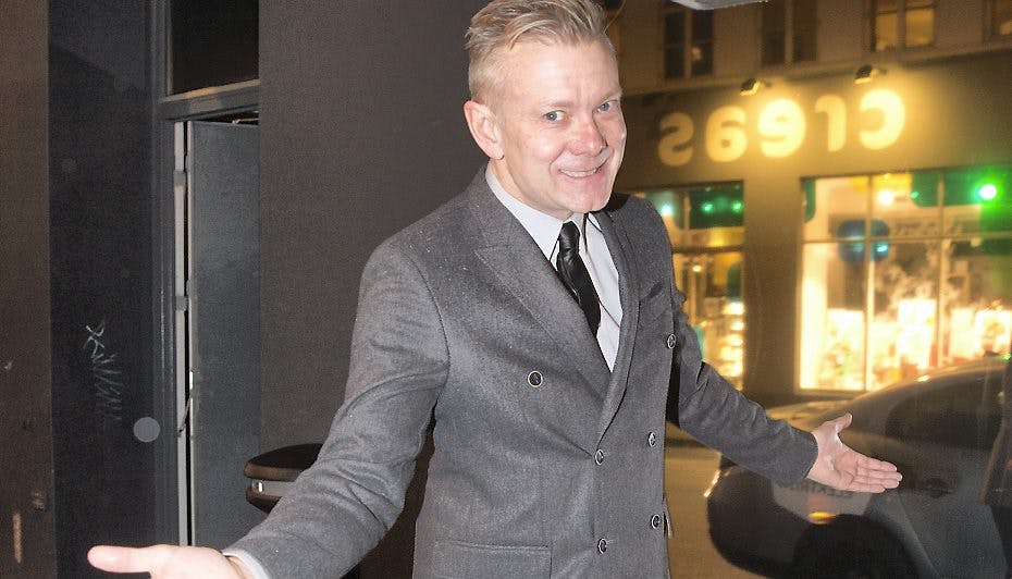 Casper Christensen slår sig løs med hvidt pulver.