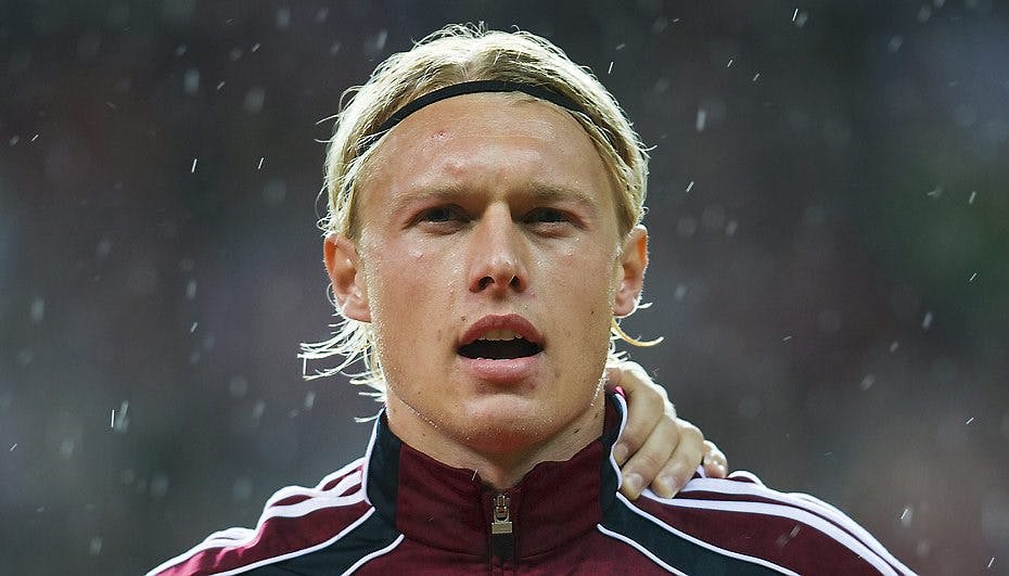 Den 23-årige landsholdsspiller og kæresten skal være forældre for første gang