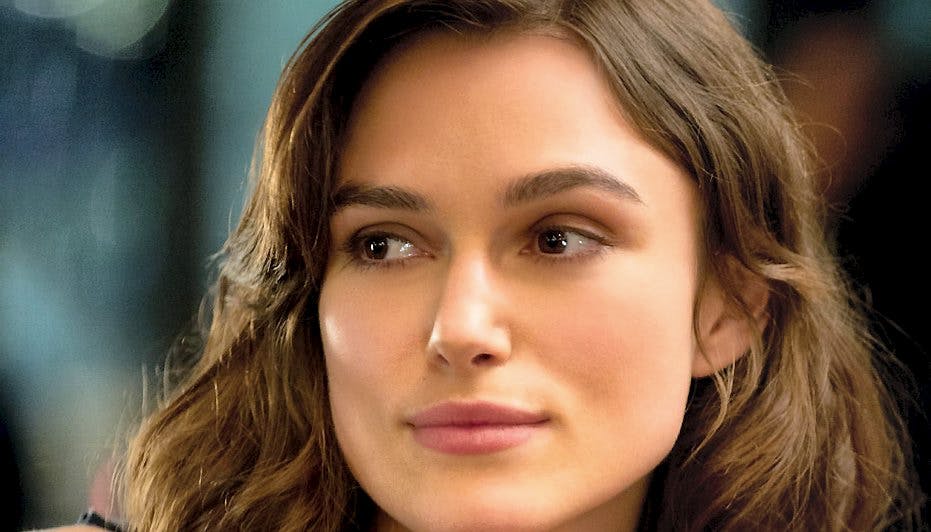 Flotte Keira Knightley synger kun i badet og under kraftig alkoholpåvirkning