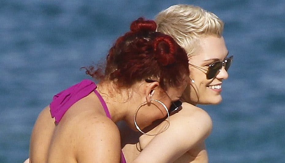 Jessie J ser ikke ud til at have noget imod et kys på sin nøgne ryg