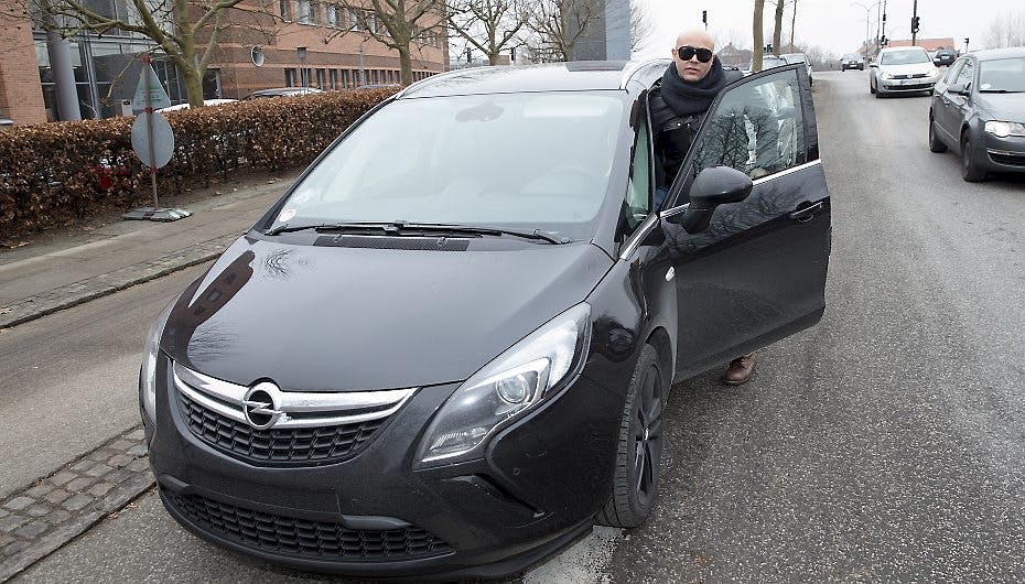 Rene Dif på vej ind i sin ulovligt parkerede bil med manglende nummerplade efter dagens retsmøde, hvor han kæmpede for sit kørekort.