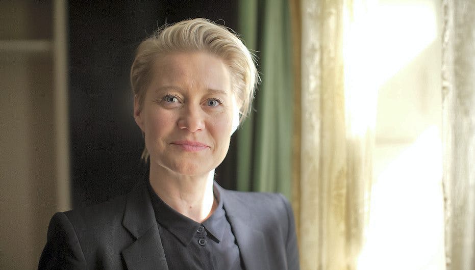 I filmen "Kollektivet" spiller Trine Dyrholm en kvinde, der deler sin mand med en anden kvinde.
