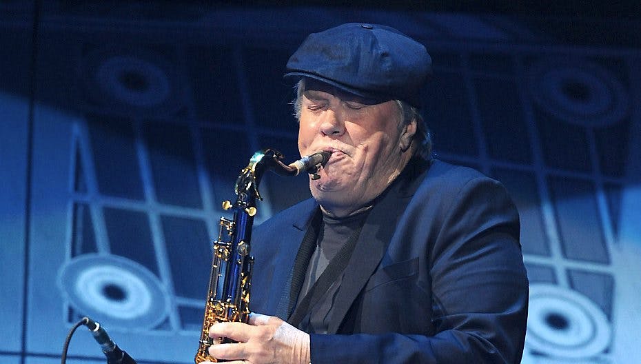 Manden bag saxofon-tonerne er død, 70 år gammel