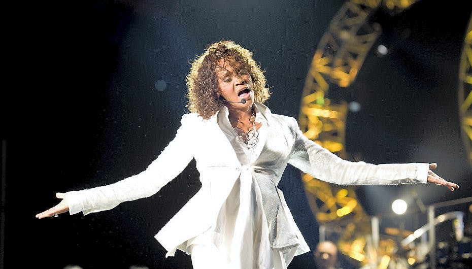 Whitney Houston tigger og ber til, at der ikke bliver lavet en film om hendes afdøde datter
