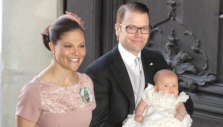 De stolte forældre kronprinsesse Victoria og prins Daniel sammen med deres velopdragne datter Estelle Silvia Ewa Mary