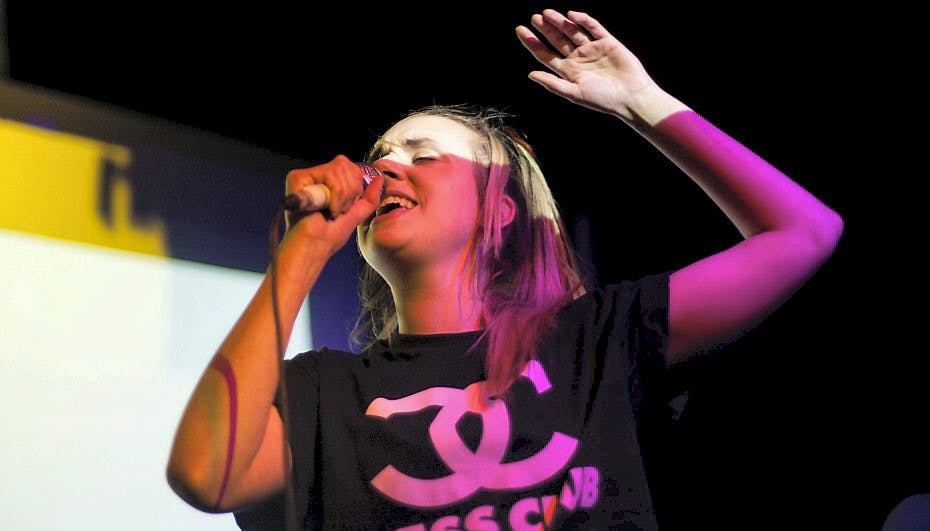 MØ, eller Karen Marie Ørsted, er en populær dame for tiden