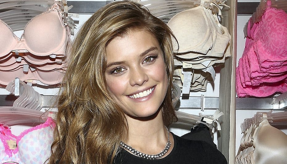 Nina Agdal er vild med blonder - længere nede kan du se hende iført nogle frække nogen af slagsen.