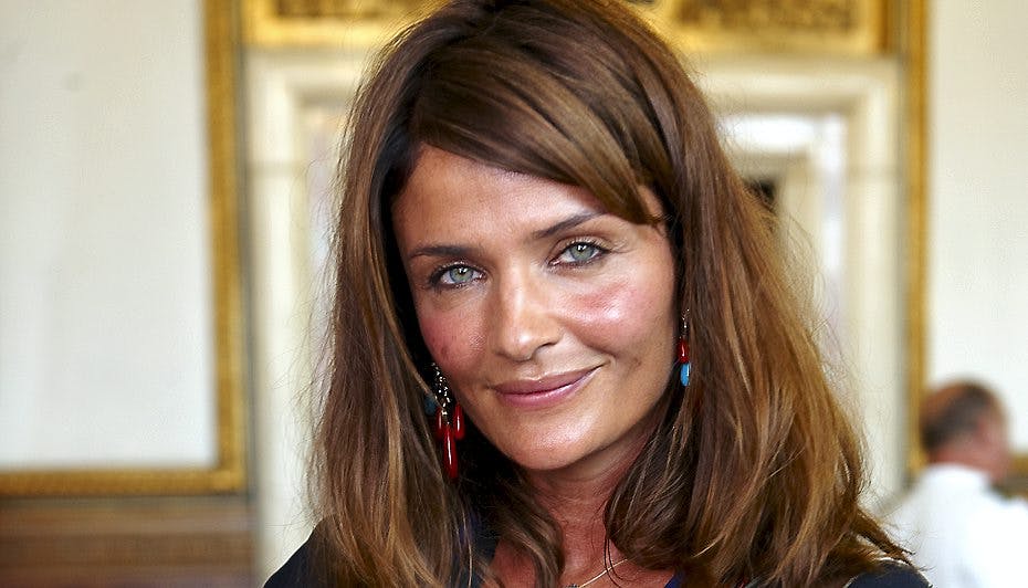 Den danske topmodel Helena Christensen giver den gas bag trommerne i sexet musikvideo