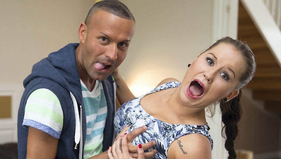 Walid "Knaldperlen" er i sit es, når det handler om piger. "Babs" er en af de nye i "Kongerne - helt til hest".