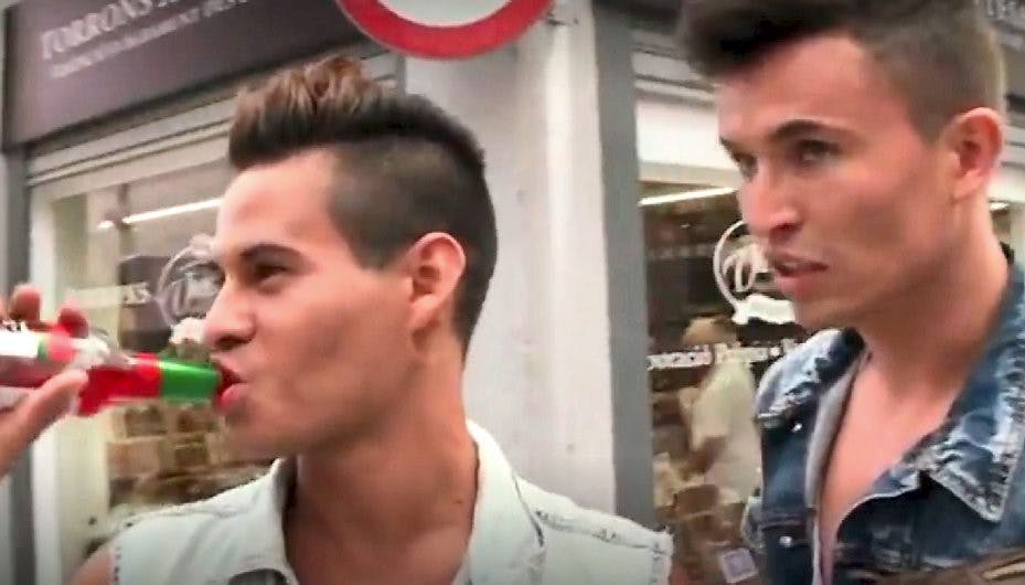 Gustav og homo-vennen Alexander er taget til Spanien for at lede efter drømme-manden. Se, om det lykkes i klippet