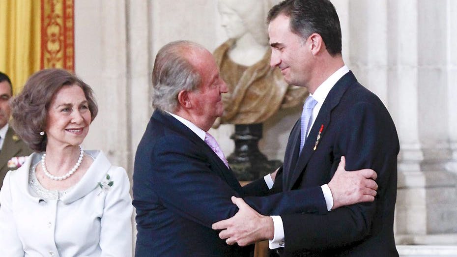 Både dronning Sofia, den afgående kong Juan Carlos og kong Filipe virker lykkelige for generationsskiftet