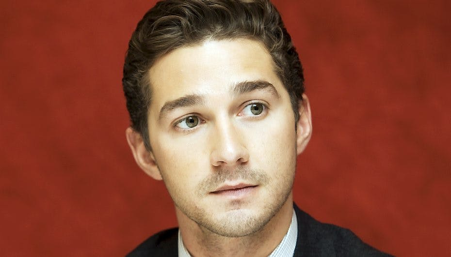 Shia Labeouf gemte ansigtet i en papirspose til Berlin filmfestival