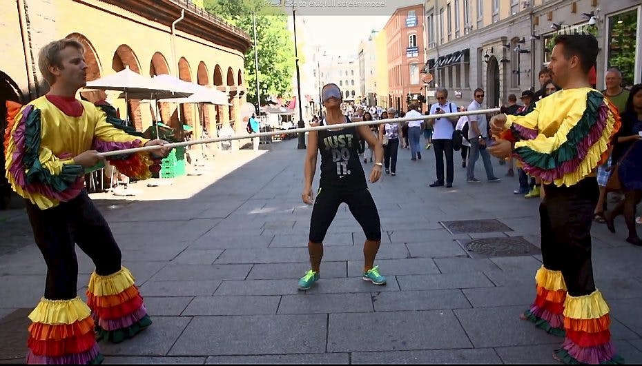 Klar, parat, limbo!... og så stikker de to udklædte stangholdere af i en fart.