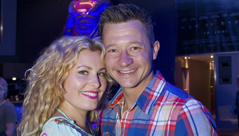 Kat Stephie Holst er helt forgabt i sin nye kæreste, "Flying Superkids"-chefen Lars Godbersen