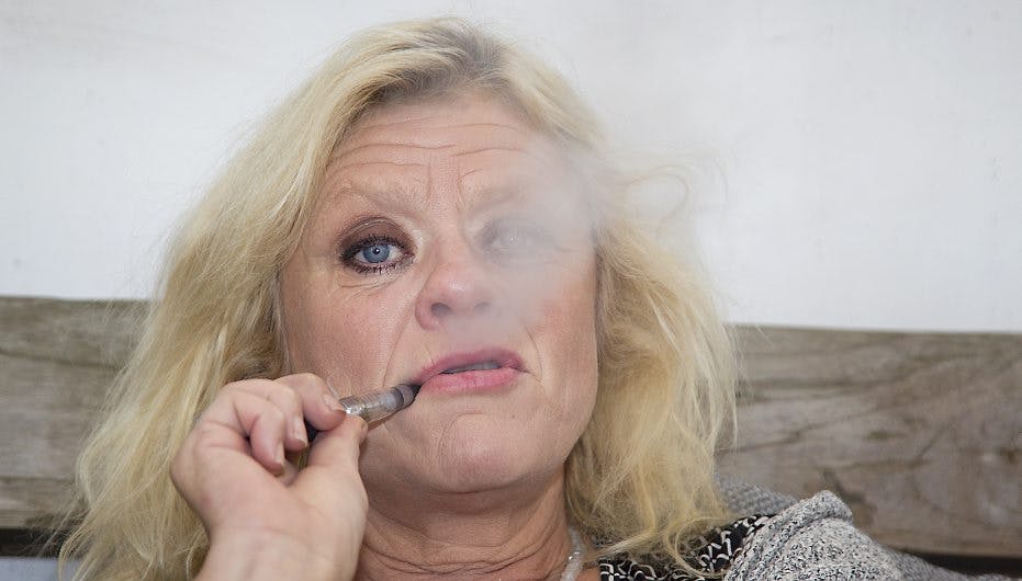 - Det er lige den rigtige årstid at skifte røgen ud med dampen. Nu slipper jeg for at stå udenfor og fryse den halve vinter, siger Pernille Højmark.