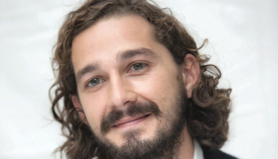Shia LaBeouf spiller sammen med den store hollywoodstjerne Brad Pitt i den nye film "Fury"
