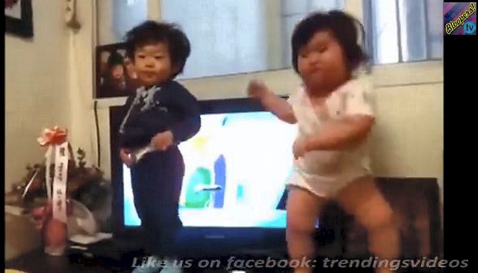 Især babyen i den hvide trøje har styr på sine moves