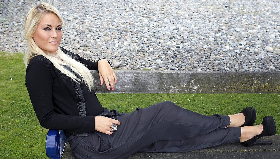 Amalie Szigethy er i gang med at droppe sprut og smøger