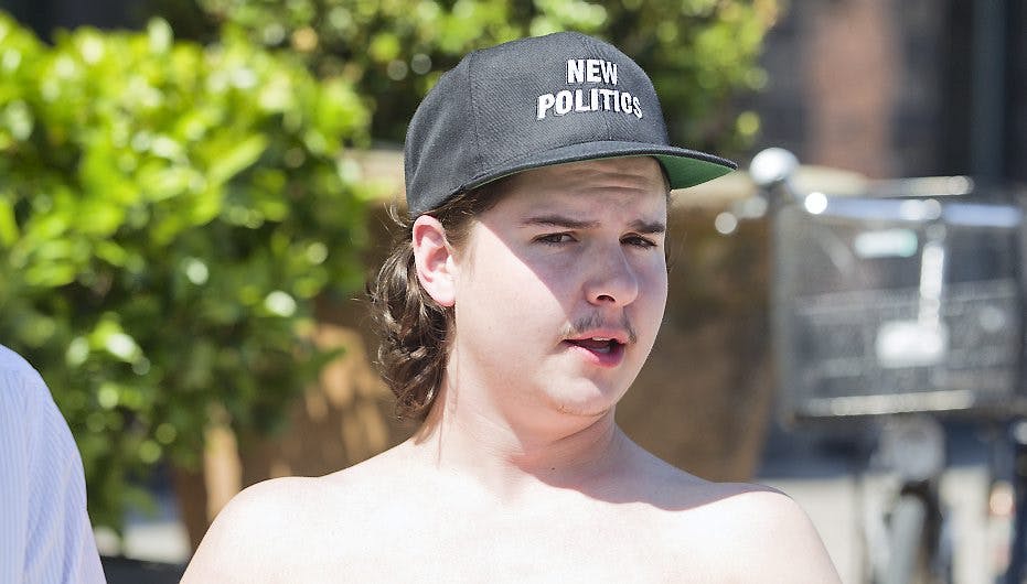 Lukas Graham smider tøjet