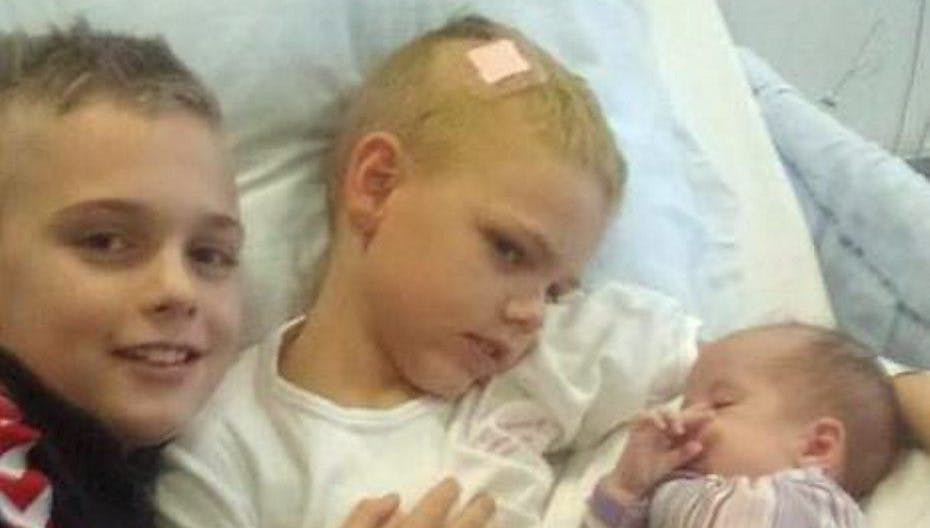 Magnus med sine søskende på hospitalet