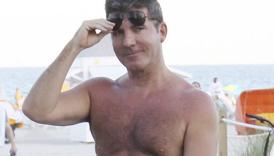 Simon Cowell nyder det gode vejr ved stranden