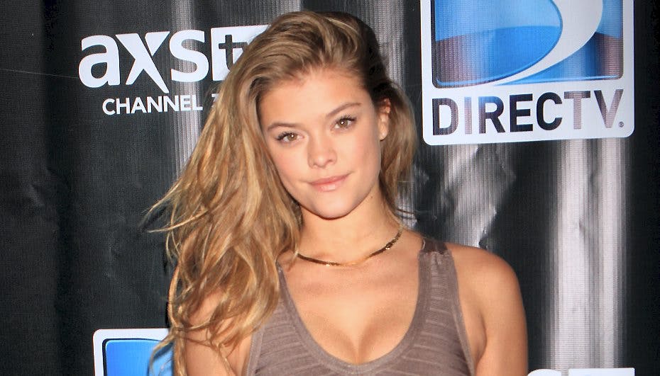 Gudesmukke Nina Agdal er utvivlsomt en super-scoring i sig selv – nu har hun vist, at hun også kan lave en super-scoring