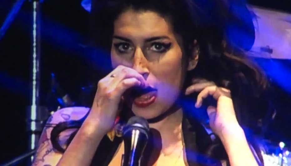 Den skandaleombruste Amy Winehouse døde lørdag eftermiddag