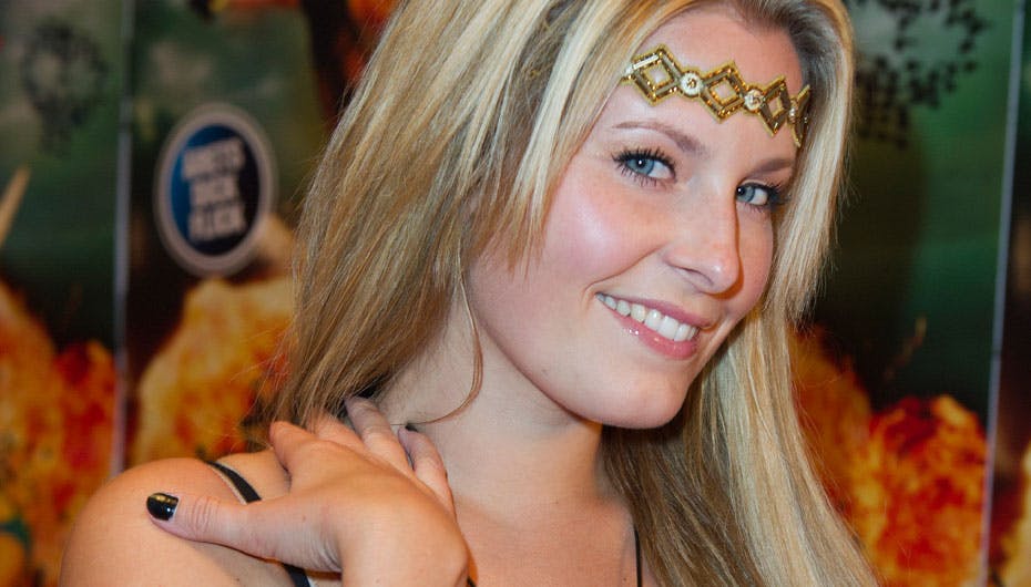 Dejlige Kat kan nu opleves hver mandag til torsdag mellem klokken 17.00 og 18.00 på The Voice TV