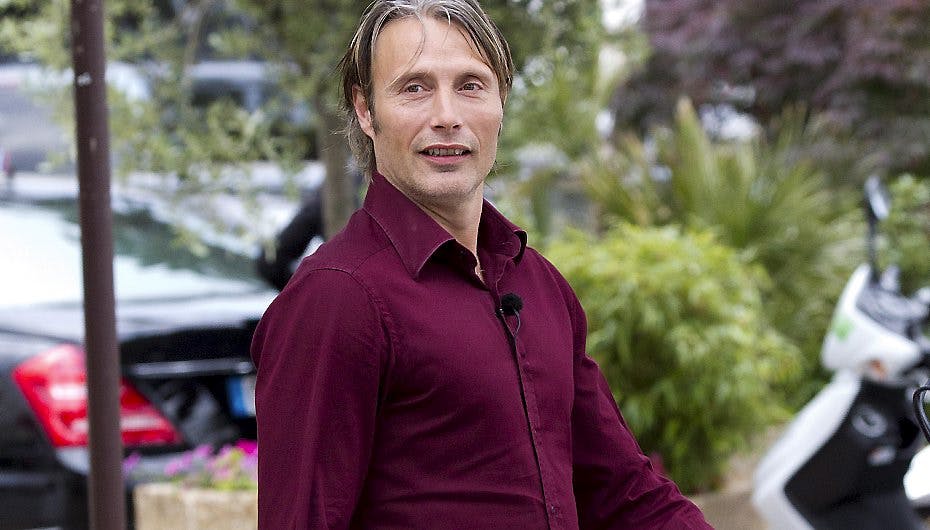 Dagens mand i Cannes, Mads Mikkelsen, blev fotograferet i ... hyggeligt samvær med kollega