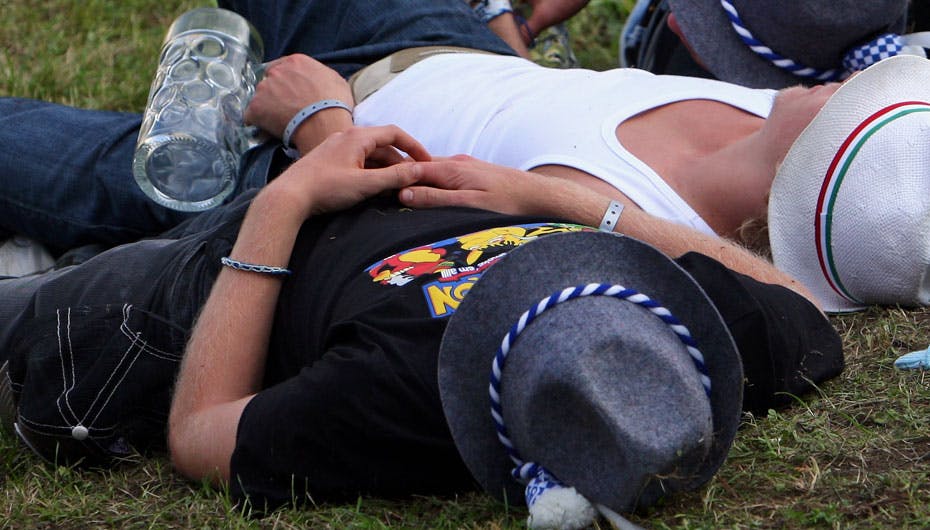 Festivalgængere sover, hvor de falder. Sådan har det altid været, og det bliver nok også løsningen for de to venner i videoen herunder