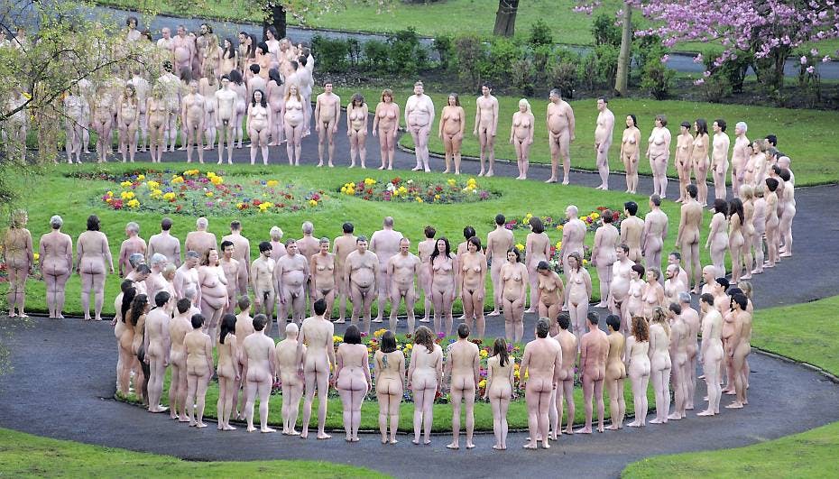 Både mænd og kvinder, unge som gamle deltog i det enorme installations-kunstværk