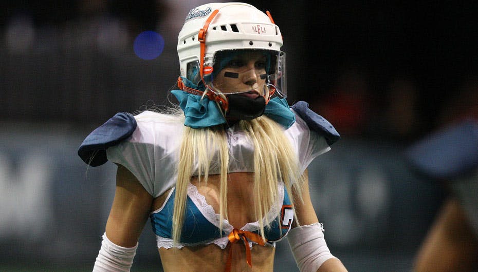 Påklædningen i Lingerie Football League skal være minimal