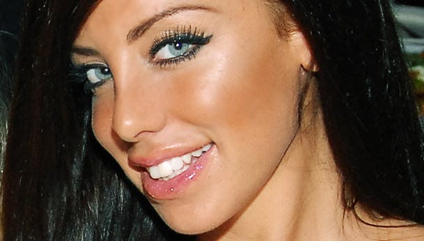 Sarah Louise kunne ikke lade være med at tage tøjet af under den bagende sol i Nicaragua