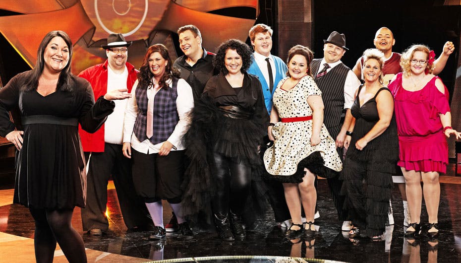 Kia Liv Fischer er vært, år 10 danskere kaster sig ud i deres livs dans