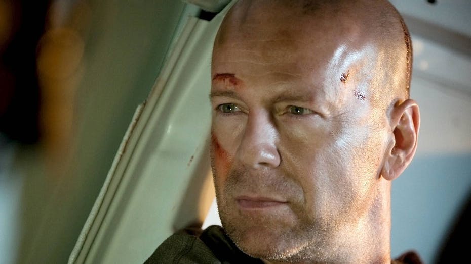 Yes, vi skal igen se Bruce Willis som vi allerbedst kan lide ham - og så pyt med, at han fylder 55 år om knap en måned