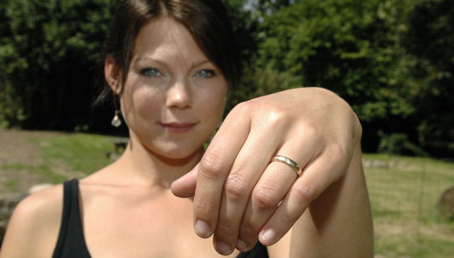 https://imgix.seoghoer.dk/media/se-og-hoer/2010/film-og-tv/juli/kristina-med-ring-jpg.jpg