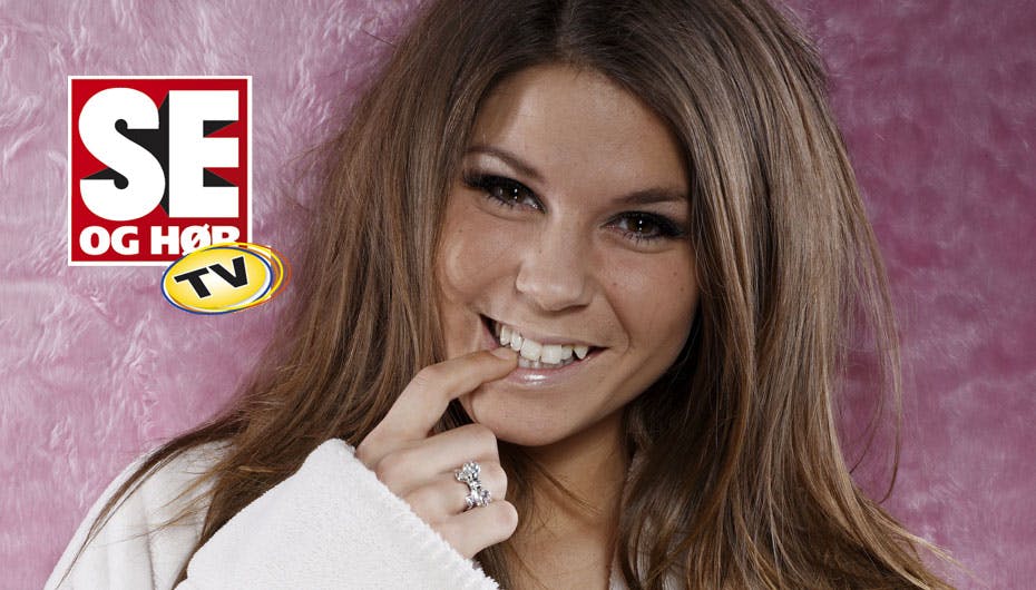 Smukke Stina viser, hvad hun går og gemmer under tøjet