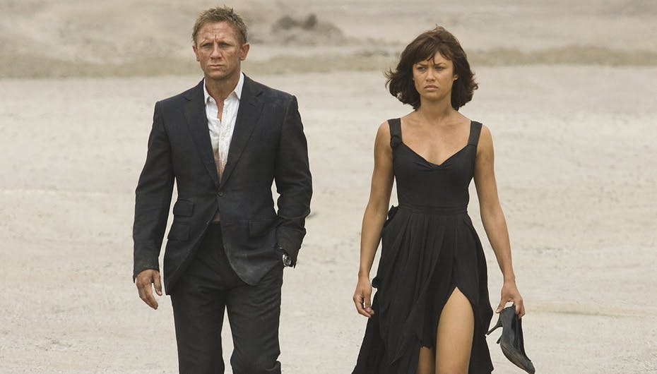 Ingen Bond uden en babe. Daniel Craig flankeres i "Quantum of Solace" af modellen Olga Kurylenko