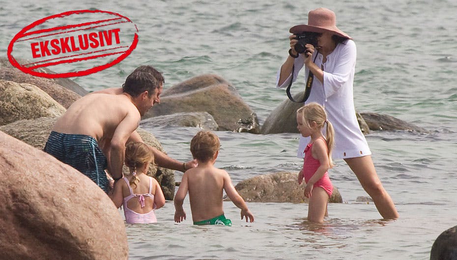 Klik ind og se alle billederne af kronprinsfamilien, der hygger sig ved stranden i Tisvildeleje