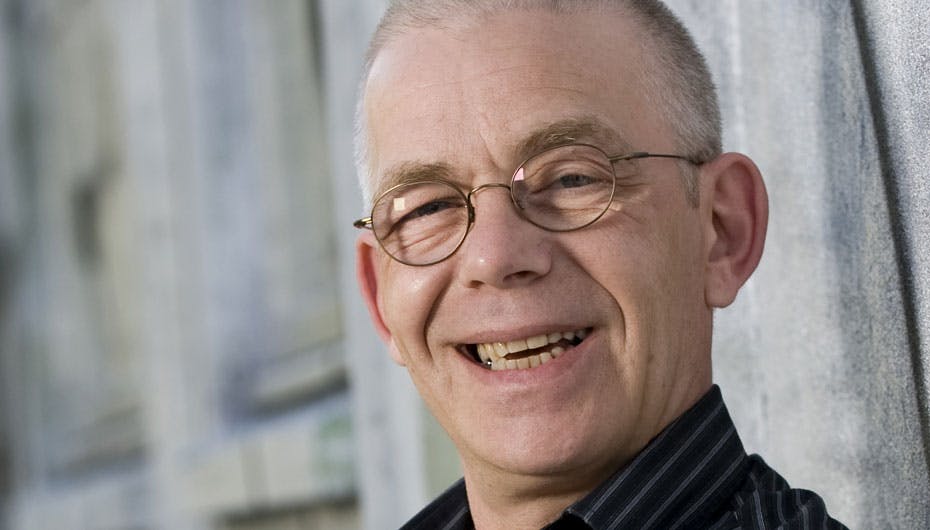 Jes Holtsø jævnaldrende venner sender misundelige blikke efter Jes' unge kæreste