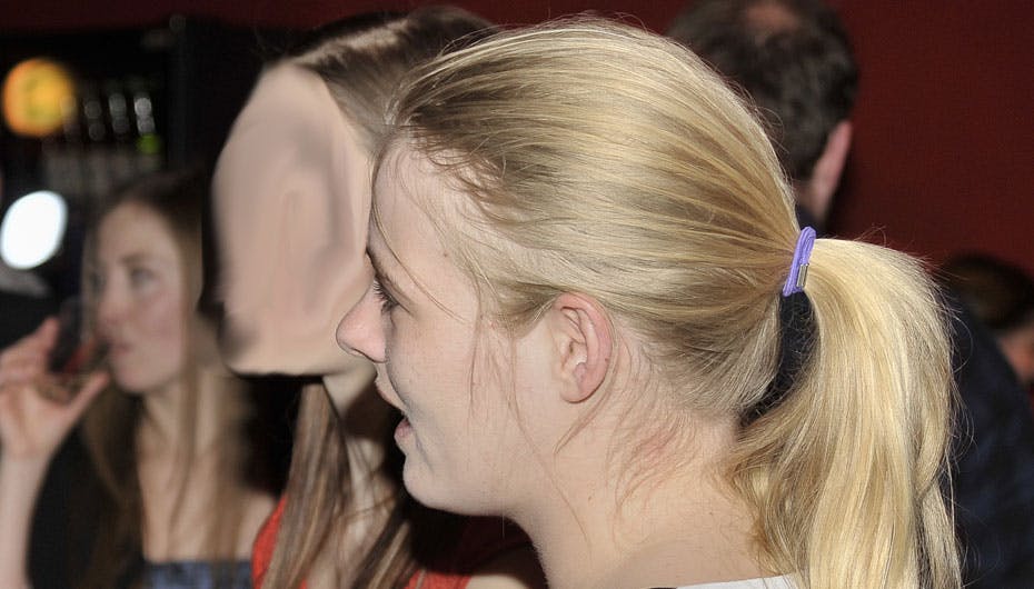 Pigen, med den simple frisure, hedder Maria Holm larsen, og har boet sammen med den slemme pige i 3 år