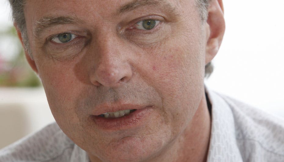 Den står på endnu mere celle-tid nu. Klaus Riskærs udgang bliver stærkt begrænset, efter det har vist sig, at han rejste til udlandet uden tilladelse