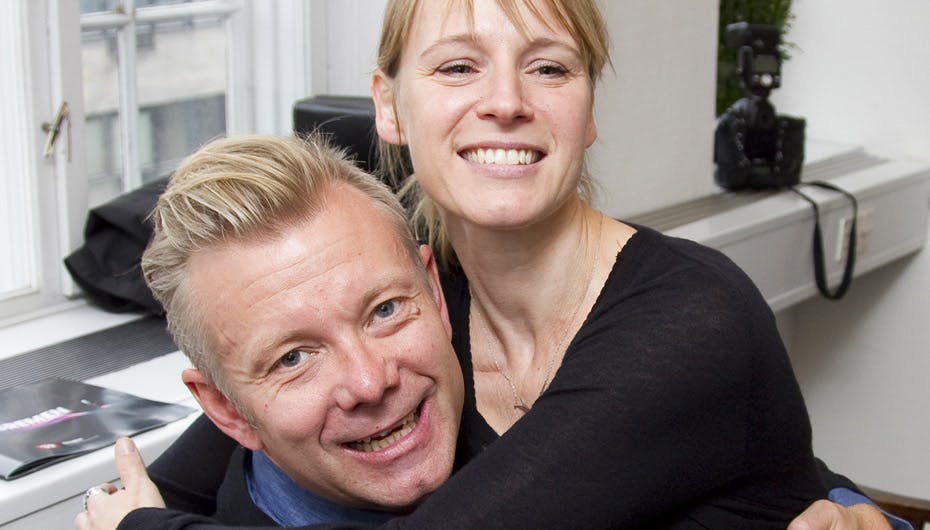 Er det mon frækt undertøj, der bringer smilet frem hos komikeren?