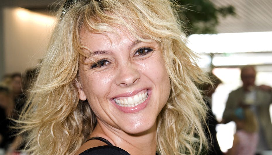 Mon ikke Cecilie holder sin sti ren til julefrokosten i år, nu hvor hun danner par med kollegaen Peter Mogensen