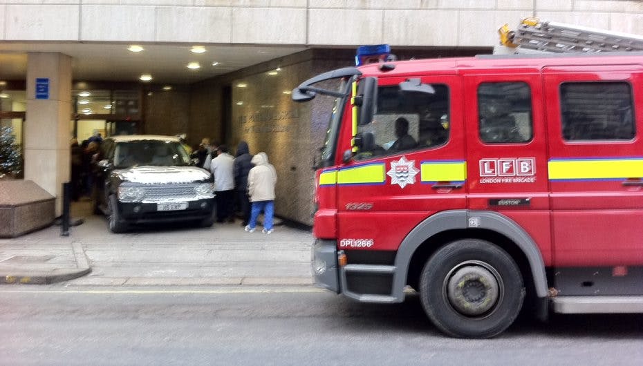 Brandvæsnet ankom til hospitalet i London klokken lidt i 11 dansk tid